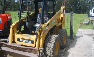 2003 Komatsu SK815 Bobcat 1