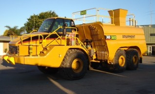 2005 CAT 740 Water Cart (H6630) 1