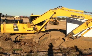 2x KOMATSU 300-7 Excavator 1