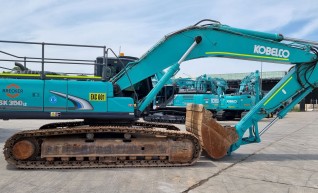 35T Kobelco excavator for dry or wet hire 1