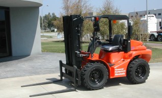 4WD ROUGH TERRAIN FORKLIFT 1