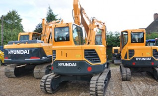 6 tonne Excavator for hire 1