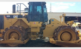 Caterpillar 825G Compactor 1