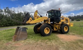 Caterpillar 938K Loader with bucket and forks 1