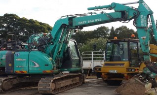 Excavator 14 - 19 tonne  Zero Tail Offset boom with attachment 1