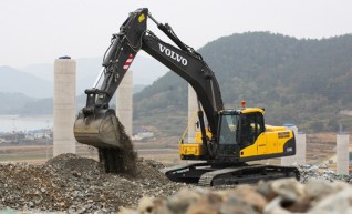 24T Volvo EC240CL Excavator 1