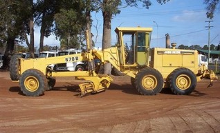 John Deere 670B Grader 1