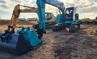 Kobelco 25T Excavator (SK235-7) 1