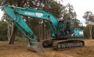 Kobelco SK210  1