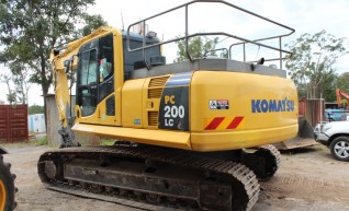 Komatsu PC200LC-8 1