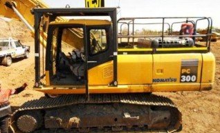 Komatsu PC300-7 Excavator 1