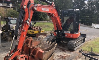 Kubota 5.5T Excavator w/full set buckets, ripper and auger drive 1