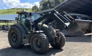 135HP Valtra G135 Tractor w/front end loader 1
