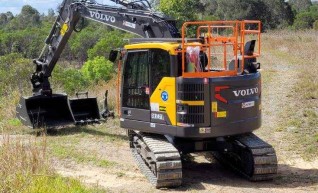 Volvo 14T Excavator with Tilt Hitch & Rubber pads (ECR145S) 1