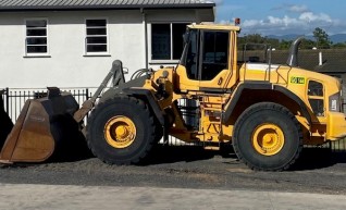 Volvo L220 wheeled loader 1