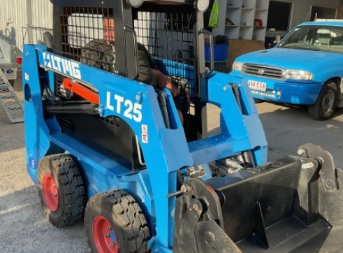 1.3T Wheeled Skid Steer 3