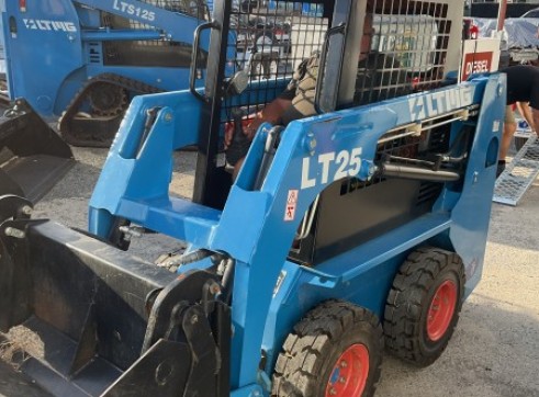 1.3T Wheeled Skid Steer 4