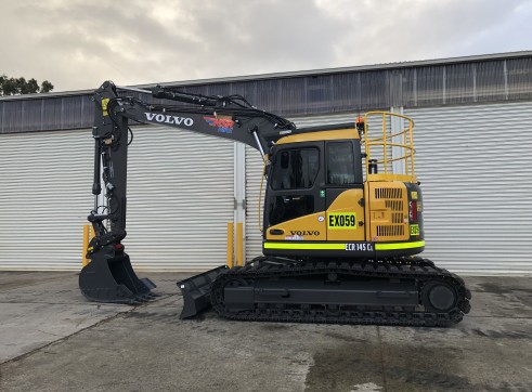 14.5T 2018 Volvo ECR145CL Excavator - zero swing w/rubber tracks 1