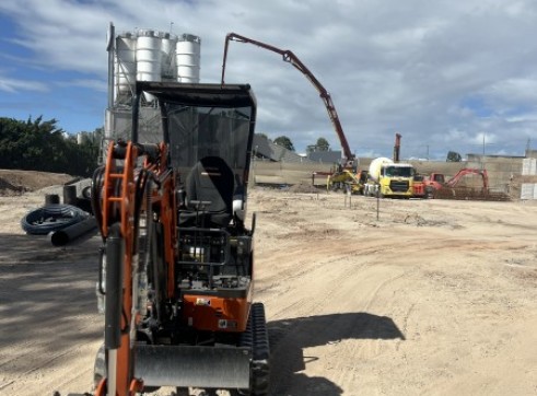 1.7T Hitachi Excavator 2