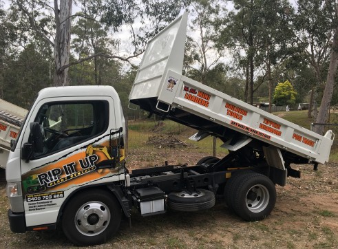 2T Mitsubishi Fuso Canter Tipper 1