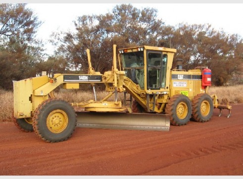 2001 Caterpillar 140H Grader 1