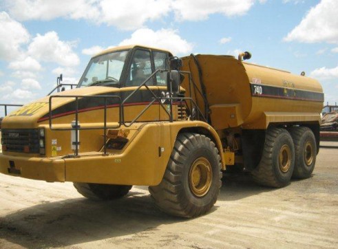 2002 Caterpillar 740 articulated Water Truck (H6120)