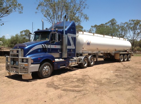 2002 Kenworth T604 1