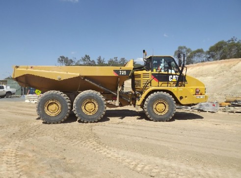 2011 CATERPILLAR 725 DUMP TRUCK 1