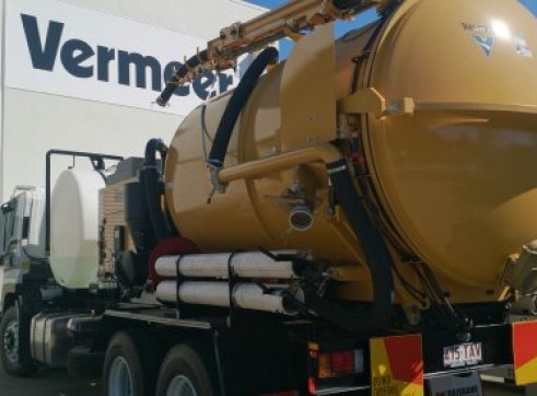 2013 8000 l Vermeer Vacuum excavator on Isuzu fvz 1400 truck 