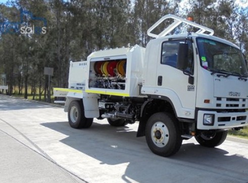 2017 Isuzu FTS800 4x4 Service Truck 4,100Lt Diesel & 7 x 400 Lt Oils 