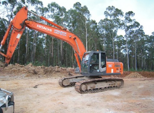 24T EXCAVATOR - HITACHI