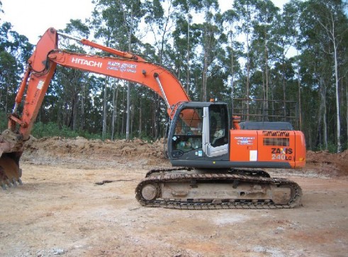 24T EXCAVATOR - HITACHI 2