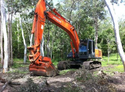 24tn Hitachi Excavator  1