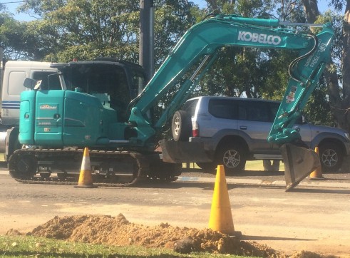 8 T KOBELCO EXCAVATOR