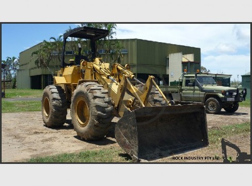 Cat 910 Front End Loader with Bucket, Forks and Low Group Pressure Tyres