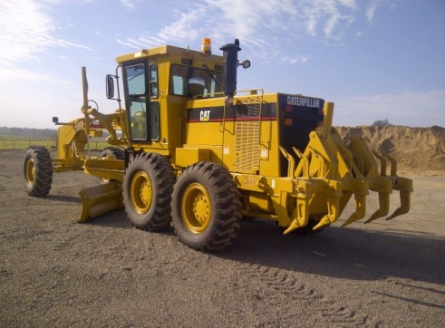 Caterpillar 140H Grader 1