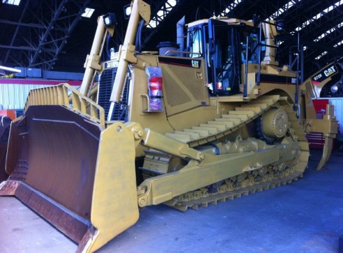 Caterpillar D8T Bulldozer 1