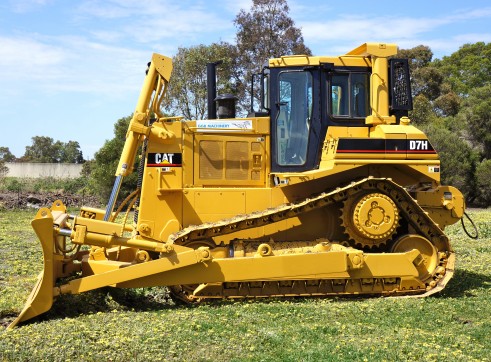 D7H BULLDOZER WITH WINCH 2