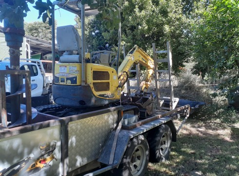 Excavator 1.7 tonne 1