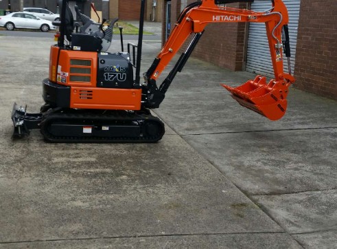 Hitachi 1.7T Excavator 2