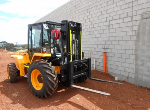 JCB 940-4 All Terrain Forklift 3