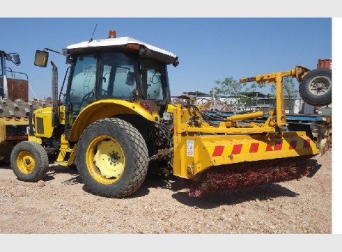 JOHN DEERE 5220 TRACTOR BROOM 2