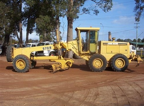 John Deere 670B Grader