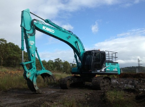 Kobelco SK260LC Excavator 1