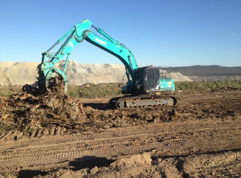 Kobelco SK260LC Excavator 3