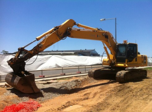 komatsu PC 220 Excavator 1