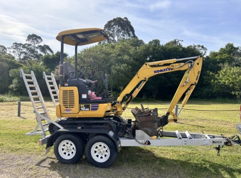 Komatsu pc18 excavator and trailer