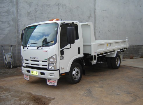 KR 9 ISUZU NPR 300 TIPPER 2