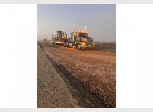 Low loader/float kenworth 3
