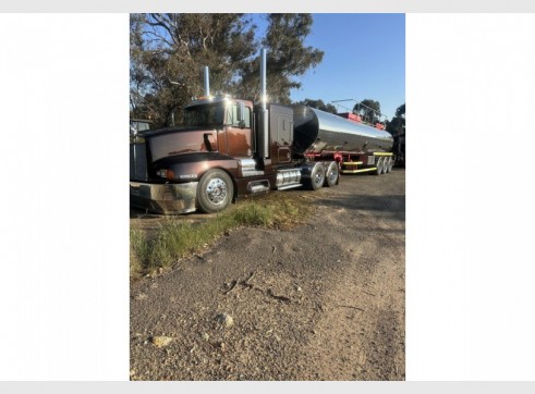 Low loader/float kenworth 4